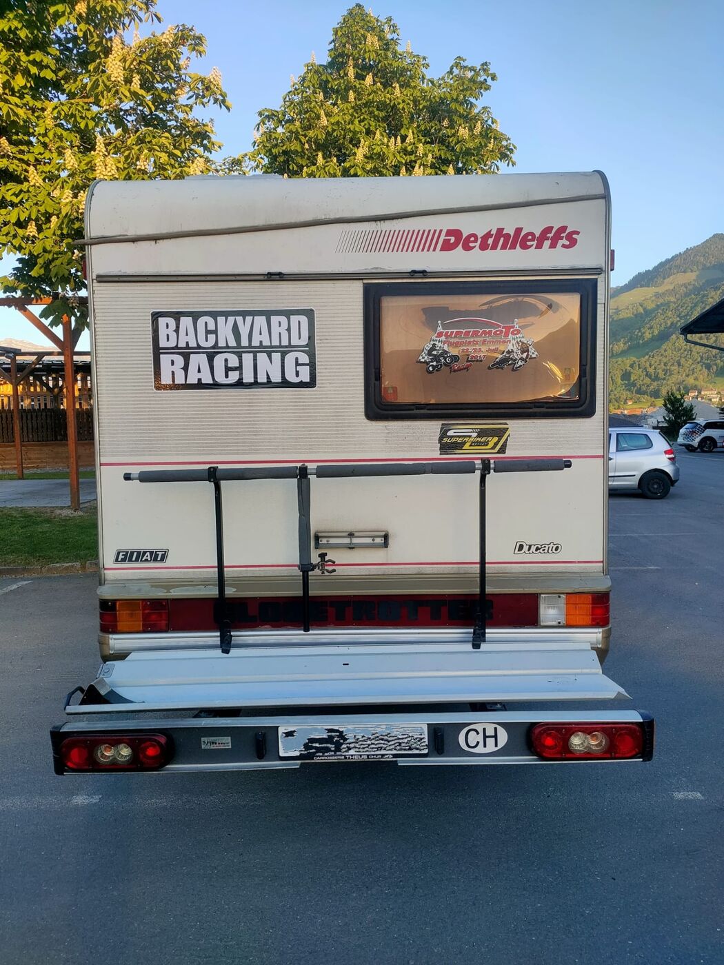 Heck des Wohnmobils mit Backyard-Racing-Aufkleber, vor dem Unfall