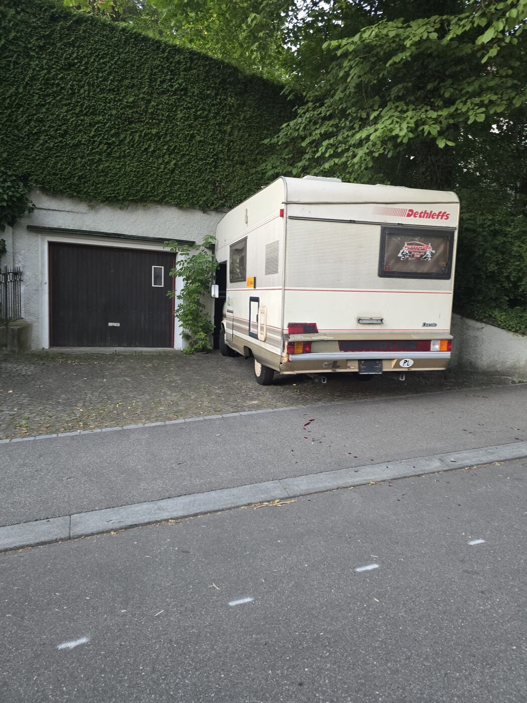 Heck des Wohnmobils nach der Reparatur mit Glasfaserspachtel