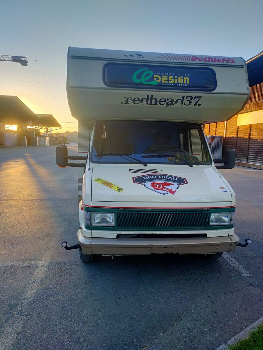 Fiat Ducato Dethleffs Wohnmobil von vorne im Sonnenuntergang